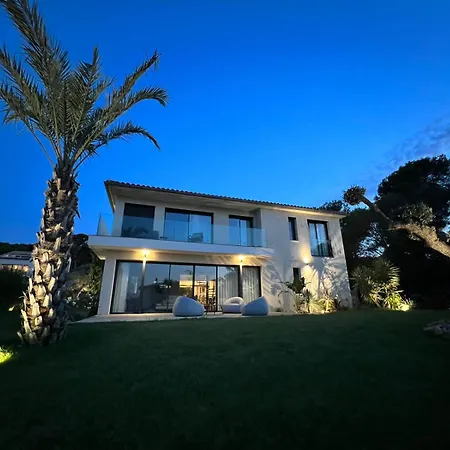 Villa, 700 M * Hyères